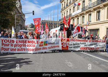 Marseille, Frankreich. 29. September 2022. Demonstranten halten während der Demonstration Transparente. Die Gewerkschaft CGT in Marseille (Frankreich) organisierte eine Demonstration, um höhere Löhne und gegen die Rentenreform zu fordern. Kredit: SOPA Images Limited/Alamy Live Nachrichten Stockfoto