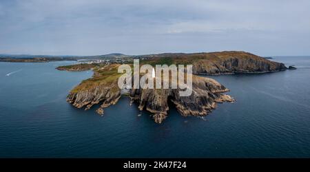 Panoramasicht auf den Baltimore Beacon und Eingang zum Hafen von Baltimore in West Cork Stockfoto