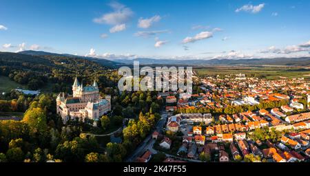 Bojnice, Slowakei - 26. September 2022: Panoramablick auf das Dorf Bojnice und das historische Märchenschloss in der Slowakei Stockfoto