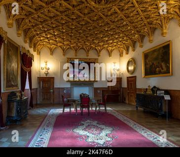 Bojnice, Slowakei - 26. September 2022: Blick auf den Goldenen Saal im historischen Schloss Bojnice Stockfoto