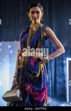 Kuala Lumpur, Malaysia. 30. September 2022. Pretty in White Fashion Show 'Fairest of the all' in Verbindung mit dem F3 Festival 2022, das im Mid Valley Convention Center (MICC) Kuala Lumpur stattfand. Zu den Designern gehörten Bill Keith, Yani Bakhtaran, Louisa Michael, Faramas, Amin Jauhari, Suliani, Pungu Borneo, Kalamazoo, Jayk, Baqo, Angelique und Melson. (Bild: © Kamarulsahrin Katis/Pacific Press via ZUMA Press Wire) Bild: ZUMA Press, Inc./Alamy Live News Stockfoto