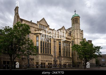 WINCHESTER, ENGLAND - 4.. AUGUST 2022: Schlosskomplex, Heimat des Hampshire County Council in Winchester, an einem bewölkten Sommernachmittag Stockfoto