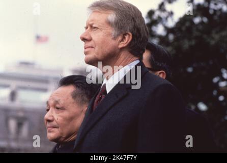 Am 29. Januar 1979, Distrikt von Kolumbien, Washington Präsident JIMMY CARTER und DENG XIAOPING stehen vor dem Capital Building zusammen. Gemeinsam unterzeichneten sie ein historisches Abkommen, das die jahrzehntelange Opposition der USA gegen die Volksrepublik China rückgängig machen würde. Deng Xiaoping war der erste offizielle Besuch eines führenden chinesischen Führers in den USA. Der Besuch initiierte eine Reihe hochrangiger Börsen, die bis zum Frühjahr 1989 andauern würden. (Bild: © Keystone Press Agency/ZUMA Press Wire). Stockfoto