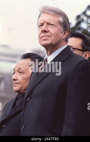 Am 29. Januar 1979, Distrikt von Kolumbien, Washington Präsident JIMMY CARTER und DENG XIAOPING stehen vor dem Capital Building zusammen. Gemeinsam unterzeichneten sie ein historisches Abkommen, das die jahrzehntelange Opposition der USA gegen die Volksrepublik China rückgängig machen würde. Deng Xiaoping war der erste offizielle Besuch eines führenden chinesischen Führers in den USA. Der Besuch initiierte eine Reihe hochrangiger Börsen, die bis zum Frühjahr 1989 andauern würden. (Bild: © Keystone Press Agency/ZUMA Press Wire). Stockfoto