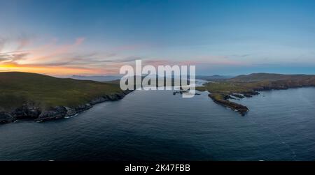 Panorama Drohnenansicht der Halbinsel Iveragh mit Valentia Island und Portmagee bei Sonnenuntergang Stockfoto