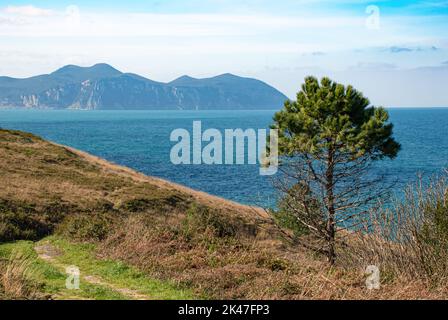 Kantabrisches Meer in der Nähe des Strandes Sonabia in Castro Urdiales, Kantabrien (Spanien). Stockfoto