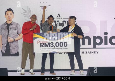 Kuala Lumpur, Malaysia. 28. September 2022. Andis 'Copy the Cut' 2022 Hair CompetitionÂ in Asiens erster Andis Copy the Cut Challenge werden sich die besten Friseure aus Malaysia und Singapur treffen, um ihre Fähigkeiten auf die ultimative Probe zu stellen. Die teilnehmenden Teilnehmer werden aufgefordert, den Look für das Andis Copy the Cut Grand Finale neu zu erstellen.während der Veranstaltung wurde Mohamad Fazrin zum Gewinner des Wettbewerbs ernannt. Der zweite Vizemeister ist Chu Haw, und der dritte Gewinner ist Mohamad Rizal. (Bild: © Kamarulsahrin Katis/Pacific Press via ZUMA Press Wire) Stockfoto