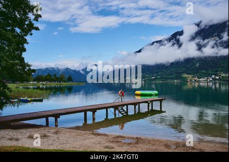 ossiacher see in Österreich mit Bergblick am frühen Morgen Stockfoto