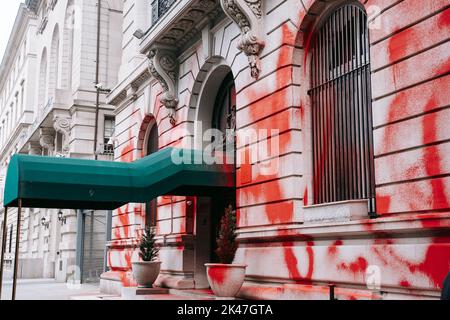 New York, USA. 30. September 2022. Das russische Konsulat auf der Upper East Side von New York wurde am Tag nach der offiziellen Annexion ukrainischer Gebiete durch Russland mit roter Farbe verwüstet. Kredit: SOPA Images Limited/Alamy Live Nachrichten Stockfoto