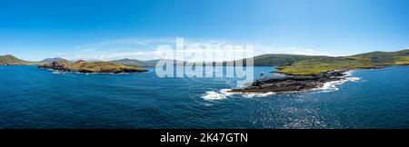 Ein Luftpanorama der Küstenlandschaft der Halbinsel Iveragh mit Beginish und Valentia Island Lighthouse Stockfoto