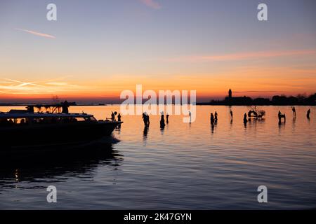 Wunderschöner Rahmen für den Sonnenuntergang von der Insel Burano. Venedig, Venetien, Italien. Stockfoto