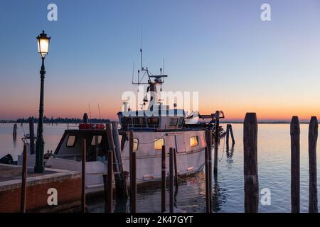 Wunderschöner Rahmen für den Sonnenuntergang von der Insel Burano. Venedig, Venetien, Italien. Stockfoto