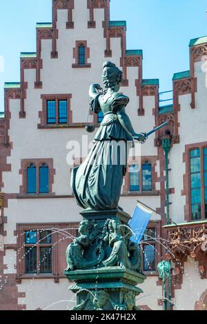 Statue der Justizdame am Römer in Frankfurt, im Hintergrund Fassade des alten Rathauses, Frankfurt, Deutschland Stockfoto