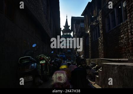 Srinagar, Jammu Und Kaschmir, Indien. 30. September 2022. Kaschmiri-Muslime beten vor dem Heiligtum des Sufi-Heiligen Naqashband Sahib in Srinagar, der Sommerhauptstadt des indischen Kaschmir. Hunderte von Menschen boten Nachmittagsgebete und Khwaja Digar-Gebete an, die jahrhundertealte Praxis der kashmirischen Muslime, die jedes Jahr Gemeindegebete anbieten, im verehrten Schrein von Hazrat Khawja Naqshband in der Innenstadt von Srinagar. (Bild: © Mubashir Hassan/Pacific Press via ZUMA Press Wire) Bild: ZUMA Press, Inc./Alamy Live News Stockfoto