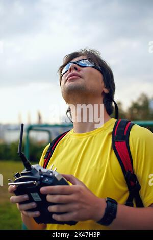 Mann mit Drohnenfernbedienung Stockfoto