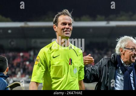 Niederlande. 30. September 2022. MAASTRICHT, NIEDERLANDE - 30. SEPTEMBER: Schiedsrichter Bas Nijhuis während des niederländischen Keukenkampioendivisie-Spiels zwischen MVV und Willem II im Stadion de Geusselt am 30. September 2022 in Maastricht, Niederlande (Foto von Geert van Erven/Orange Picics) Credit: Orange Pics BV/Alamy Live News Stockfoto