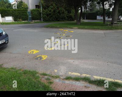 Flache, runde Bodenschwellen aus Metall (Verkehrsschwellen, Geschwindigkeitsbegrenzer, Bodenschwellen, Polster, Tisch- oder schlafende Polizisten) auf dem Roado Stockfoto