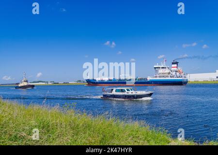 AMSTERDAM, NIEDERLANDE - 11. JUNI 2022: Vielbeschäftigte Schifffahrt auf dem niederländischen Nordseekanal, einer 21 km langen Verbindung zwischen amsterdam und ijmuiden Stockfoto