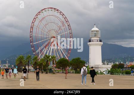 BATUMI, GEORGIA, AJARIA - 06. September 2022: Blick auf den Leuchtturm und das Riesenrad auf dem Damm. Stockfoto