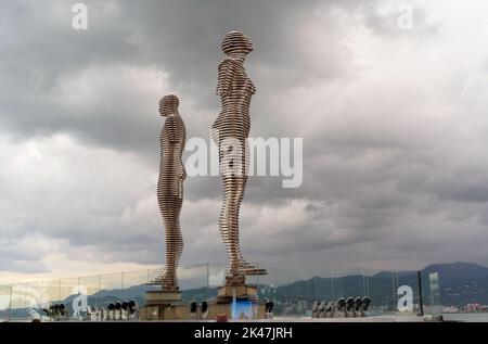 BATUMI, GEORGIA, ADJARIA - 06. September 2022: Automatisierte Skulptur von Ali und Nino an der Küste. Stockfoto