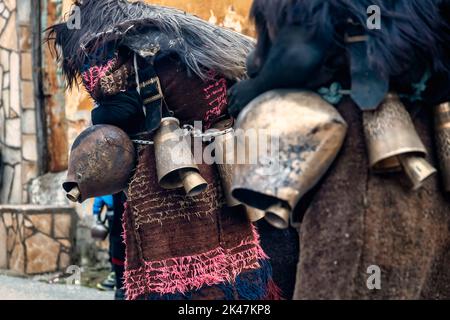 Volakas, Griechenland, 7. Januar 2022: Im Dorf Volakas, in Drama, belebt jeden Januar (6-8) den Brauch von 'Harapia', bedeutet 'Schwarze Männer', weil o Stockfoto