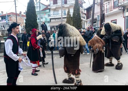 Volakas, Griechenland, 7. Januar 2022: Im Dorf Volakas, in Drama, belebt jeden Januar (6-8) den Brauch von 'Harapia', bedeutet 'Schwarze Männer', weil o Stockfoto