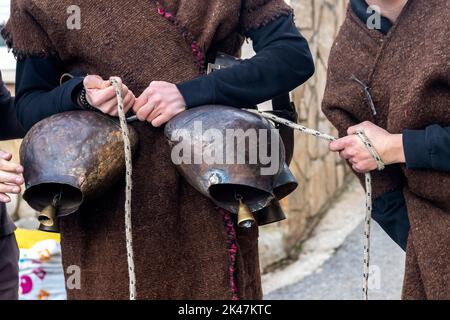 Volakas, Griechenland, 7. Januar 2022: Im Dorf Volakas, in Drama, belebt jeden Januar (6-8) den Brauch von 'Harapia', bedeutet 'Schwarze Männer', weil o Stockfoto