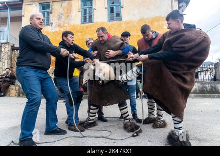 Volakas, Griechenland, 7. Januar 2022: Im Dorf Volakas, in Drama, belebt jeden Januar (6-8) den Brauch von 'Harapia', bedeutet 'Schwarze Männer', weil o Stockfoto