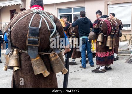 Volakas, Griechenland, 7. Januar 2022: Im Dorf Volakas, in Drama, belebt jeden Januar (6-8) den Brauch von 'Harapia', bedeutet 'Schwarze Männer', weil o Stockfoto