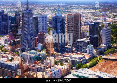 Hohe Business-Türme im zentralen Geschäftsviertel von Melbourne aus der Höhe eines Wolkenkratzers - Stadtbild. Stockfoto