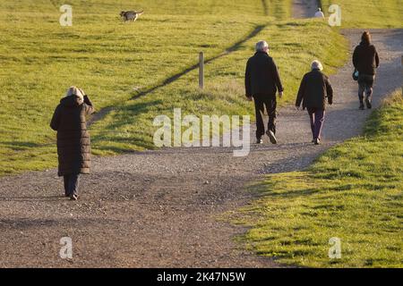 29. September, 2022 Epsom Downs, Surrey, UK Einheimische laufen mit ihren Hunden und trainieren auf den Downs oberhalb von Epsom - der Stadt Surrey, wo jährlich das berühmteste Pferderennen der Welt, das Derby, ausgetragen wird. Stockfoto