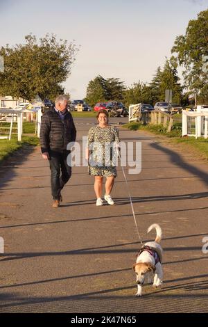 29. September, 2022 Epsom Downs, Surrey, UK Einheimische laufen mit ihren Hunden und trainieren auf den Downs oberhalb von Epsom - der Stadt Surrey, wo jährlich das berühmteste Pferderennen der Welt, das Derby, ausgetragen wird. Stockfoto