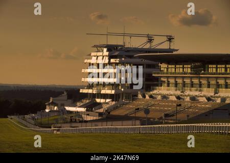 29. September, 2022 Epsom Downs, Surrey, UK die Zielgerade und Tribünen auf der Rennbahn Epsom Downs auf den Downs oberhalb von Epsom - der Stadt Surrey, wo jährlich das berühmteste Pferderennen der Welt, das Derby, ausgetragen wird. Stockfoto