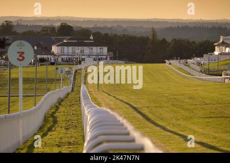 29. September, 2022 Epsom Downs, Surrey, UK (fast) aus der Sicht der jockeyÕs auf das Ziel direkt auf die Tribünen der Epsom Downs Rennbahn auf den Downs oberhalb von Epsom - der Stadt in Surrey, wo jährlich das berühmteste Pferderennen der Welt, das Derby, ausgetragen wird. Stockfoto