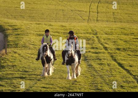 29. September, 2022 Epsom Downs, Surrey, UK Ein paar lokale Reiter laufen auf ihren Pferden und trainieren auf den Downs oberhalb von Epsom - der Stadt Surrey, wo jährlich das berühmteste Pferderennen der Welt, das Derby, stattfindet. Stockfoto