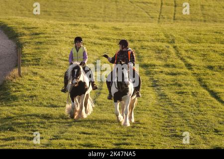 29. September, 2022 Epsom Downs, Surrey, UK Ein paar lokale Reiter laufen auf ihren Pferden und trainieren auf den Downs oberhalb von Epsom - der Stadt Surrey, wo jährlich das berühmteste Pferderennen der Welt, das Derby, stattfindet. Stockfoto