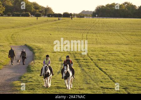 29. September, 2022 Epsom Downs, Surrey, UK Ein paar lokale Reiter laufen auf ihren Pferden und trainieren auf den Downs oberhalb von Epsom - der Stadt Surrey, wo jährlich das berühmteste Pferderennen der Welt, das Derby, stattfindet. Stockfoto