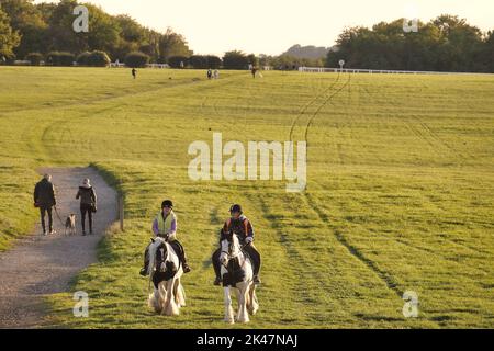 29. September, 2022 Epsom Downs, Surrey, UK Ein paar lokale Reiter laufen auf ihren Pferden und trainieren auf den Downs oberhalb von Epsom - der Stadt Surrey, wo jährlich das berühmteste Pferderennen der Welt, das Derby, stattfindet. Stockfoto