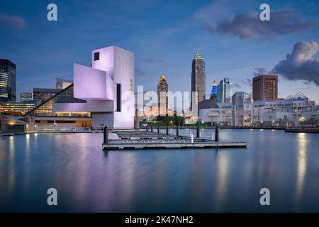 Foto der Skyline von Cleveland zur blauen Stunde Stockfoto