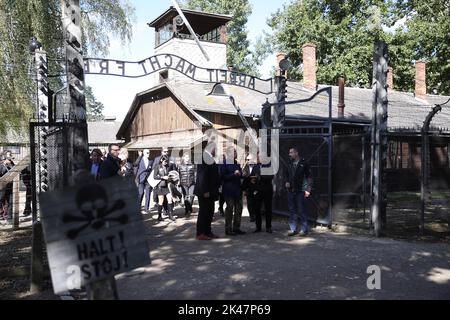 Oswiecim, Polen. 28. September 2022. Schauspieler Arnold Schwarzenegger gesehen am Tor des Auschwitz-Birkenau Museums in Oswiecim. (Bild: © Vito Corleone/SOPA Images via ZUMA Press Wire) Stockfoto