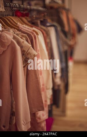 Kleidung auf Kleiderbügel im modernen Shop Boutique. Stockfoto