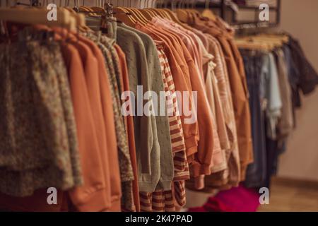 Kleidung auf Kleiderbügel im modernen Shop Boutique. Stockfoto