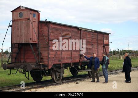 Oswiecim, Polen. 28. September 2022. Schauspieler Arnold Schwarzenegger steht neben einem Waggon, der zum Transport von Personen zum Lager verwendet wurde (Bildquelle: © Vito Corleone/SOPA Images via ZUMA Press Wire) Stockfoto