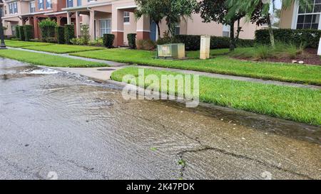 Orlando, September 29 2022 - Nachbarschaftsflut durch überflutete Mulden und Entwässerung in der Straße, die in die Nachbarschaft kommt Stockfoto