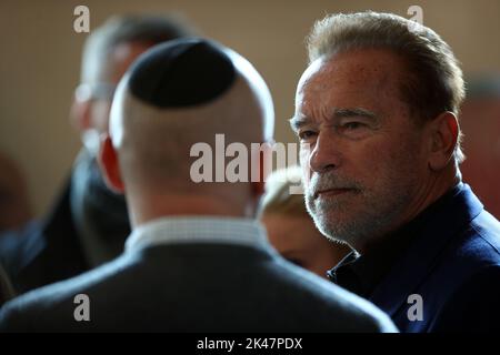 Oswiecim, Polen. 28. September 2022. Schauspieler Arnold Schwarzenegger besuchte das Auschwitz-Birkenau Museum in Oswiecim. (Bild: © Vito Corleone/SOPA Images via ZUMA Press Wire) Stockfoto