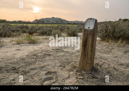 Verblasste Markierung am Rande des Sandy Trail im Theodore Roosevelt National Park Stockfoto