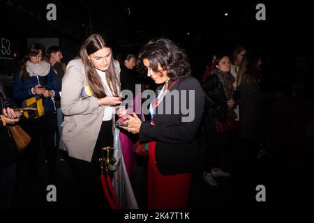 Namur, Belgien. 30. September 2022. Die Abbildung zeigt die Linie vor dem Cameo Theater während der Eröffnungsnacht des FIFF 'Festival International du Film Francophone de Namur', Freitag, 30. September 2022 in Namur. BELGA FOTO JULIETTE BRUYNSEELS Kredit: Belga Nachrichtenagentur/Alamy Live News Stockfoto