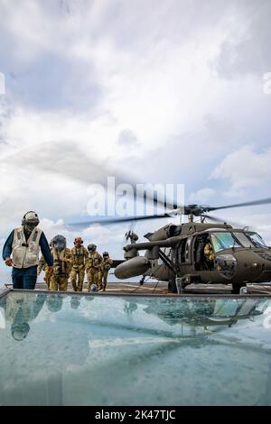 Sea of Japan (Sept 28, 2022) Matrosen und Soldaten führen am 28. September 2022 im Japanischen Meer Flugdecks-Operationen mit einem US Army UH-60 Black Hawk durch, der der 2. Combat Aviation Brigade an Bord des Ticonderoga-Klasse-Lenkraketen-Kreuzers USS Chancellorsville (CG 62) zugewiesen wurde. Chancellorsville wird zur Unterstützung der Sicherheit und Stabilität im Indo-Pazifik-Raum in die US-7.-Flotte eingesetzt und ist dem Kommandanten der Task Force 70 zugewiesen, einer kampfbereiten Truppe, die das kollektive maritime Interesse ihrer Verbündeten und Partner in der Region schützt und verteidigt. (USA Navy Foto von Mass Communication Sp Stockfoto