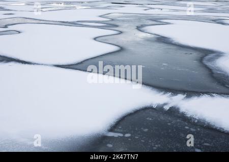 Detail des gefrorenen Flusses mit interessanten Mustern auf dem Eis. Kiew, Ukraine Stockfoto