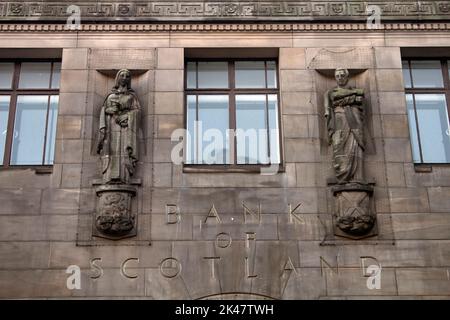 Statuen im Gebäude der Bank of Scotland, Sauchiehall Street Glasgow, Schottland, Großbritannien Stockfoto